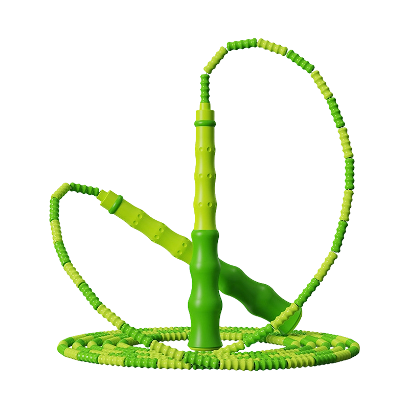 Les élèves de l'école primaire TS-18 commencent à apprendre à sauter à la corde en bambou